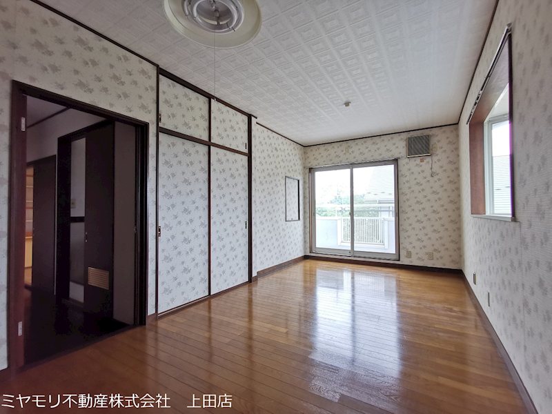 上田市上田　中古戸建 内観写真（リビング以外の居室）
