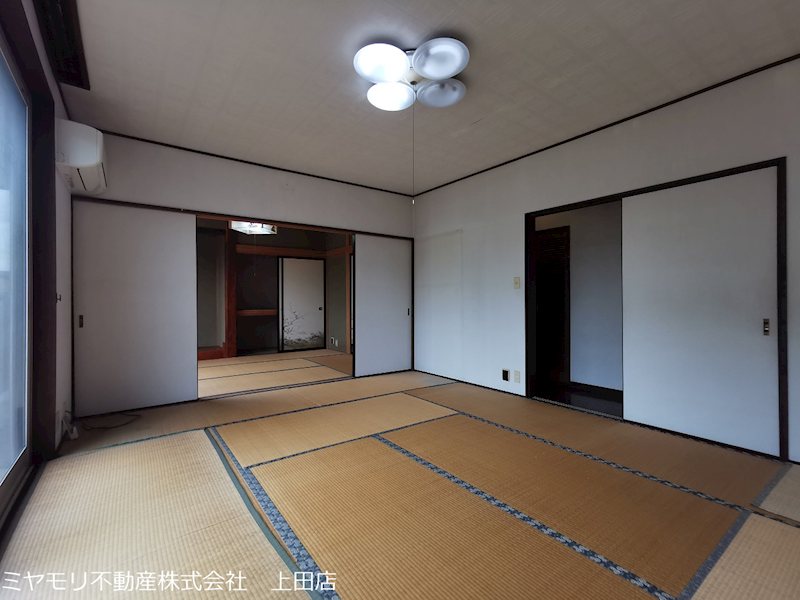 上田市上田　中古戸建 内観写真（リビング以外の居室）