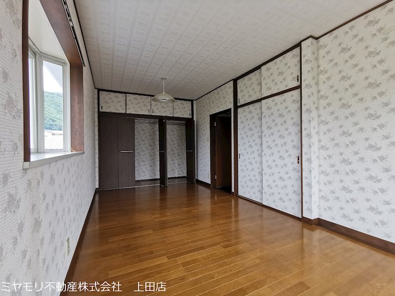 上田市上田　中古戸建 内観写真（リビング以外の居室）