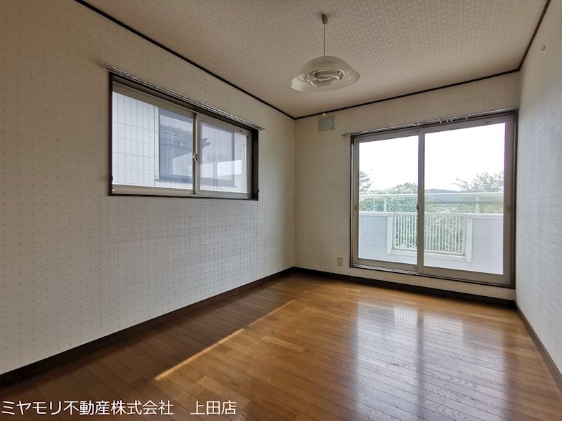 上田市上田　中古戸建 内観写真（リビング以外の居室）