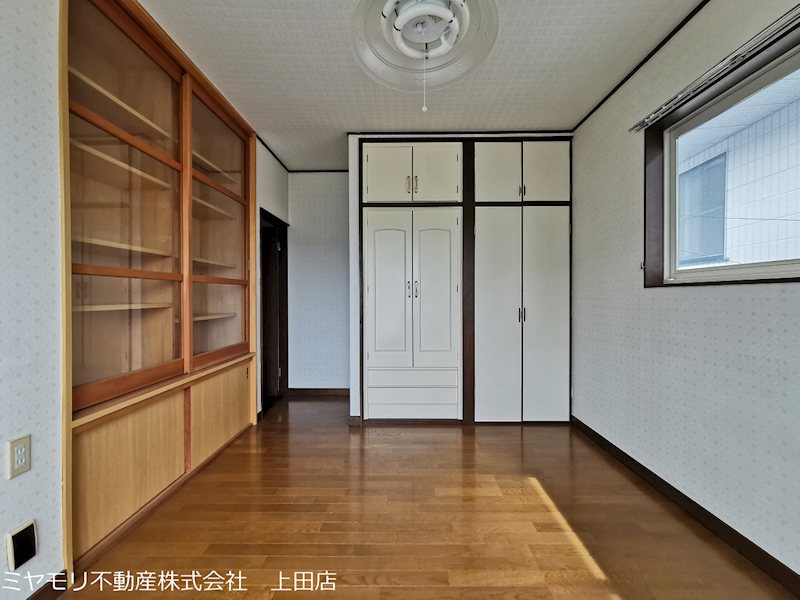 上田市上田　中古戸建 内観写真（リビング以外の居室）