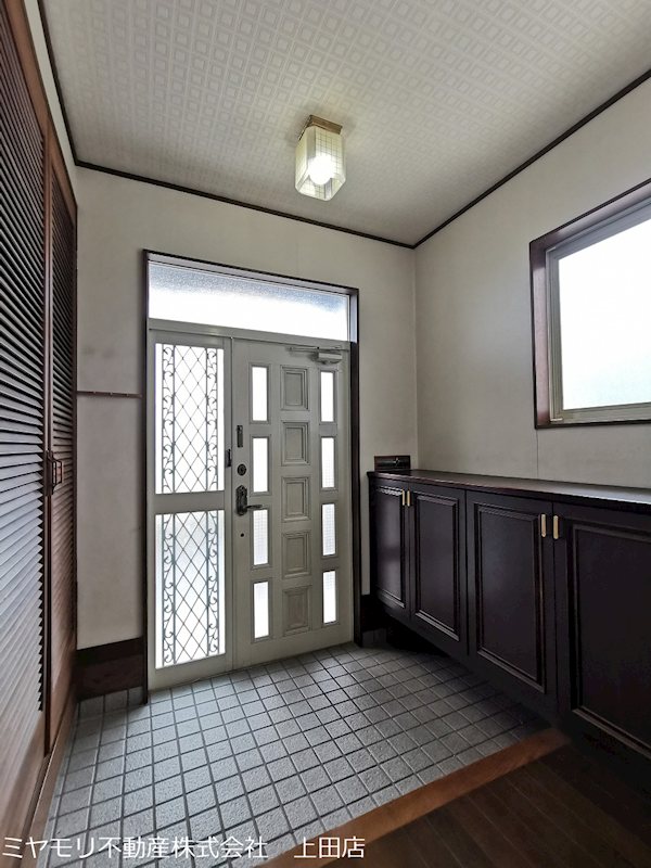 上田市上田　中古戸建 現地写真（玄関）