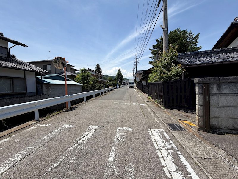 佐久市大沢　中古戸建 現地写真（前面道路含む現地写真）