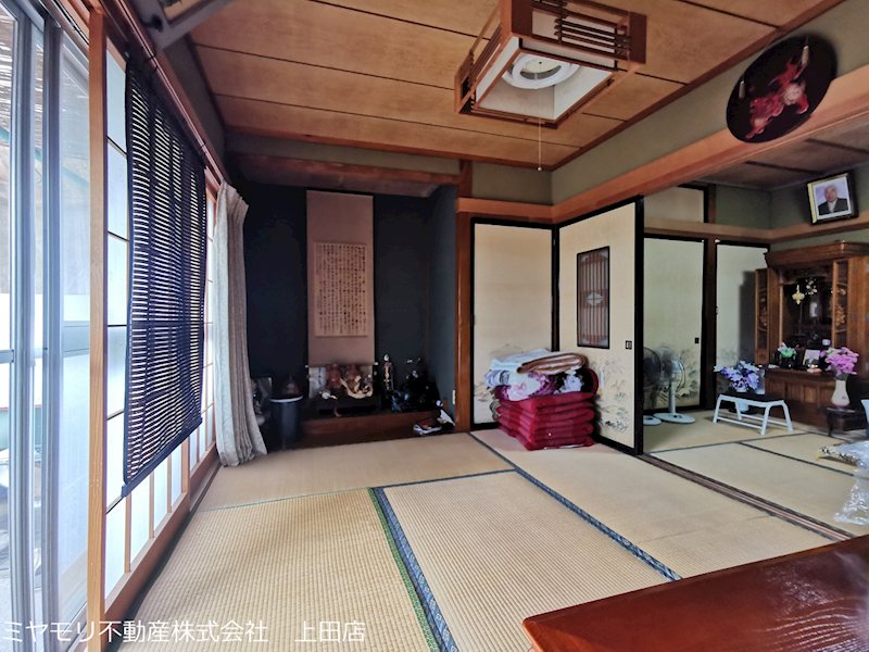 上田市上田　中古戸建 内観写真（リビング以外の居室）