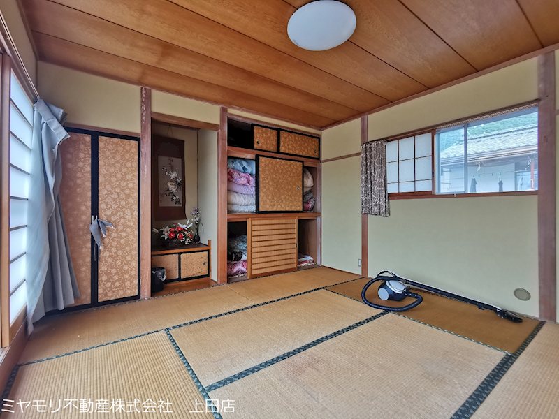 上田市上田　中古戸建 内観写真（リビング以外の居室）
