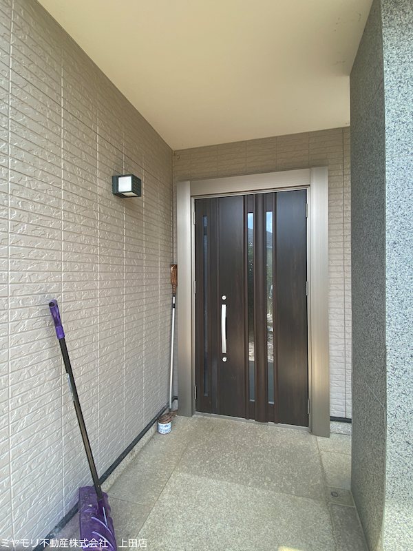 東御市和　中古戸建 現地写真（玄関）