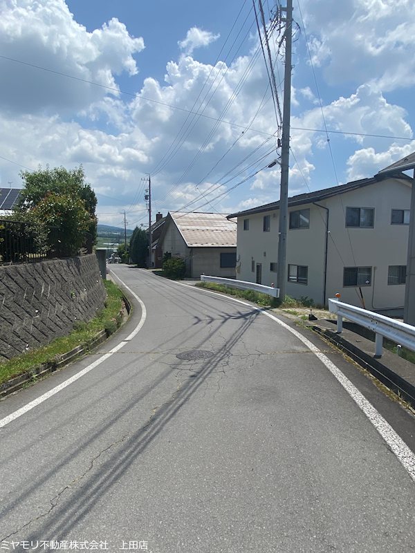 東御市和　中古戸建 現地写真（前面道路含む現地写真）