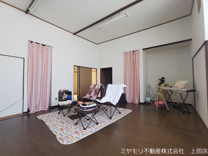 上田市国分　中古戸建 内観写真（リビング）