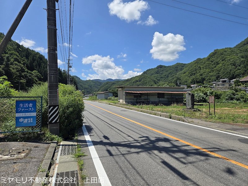 上田市西内　事業用建物 現地写真（前面道路含む現地写真）