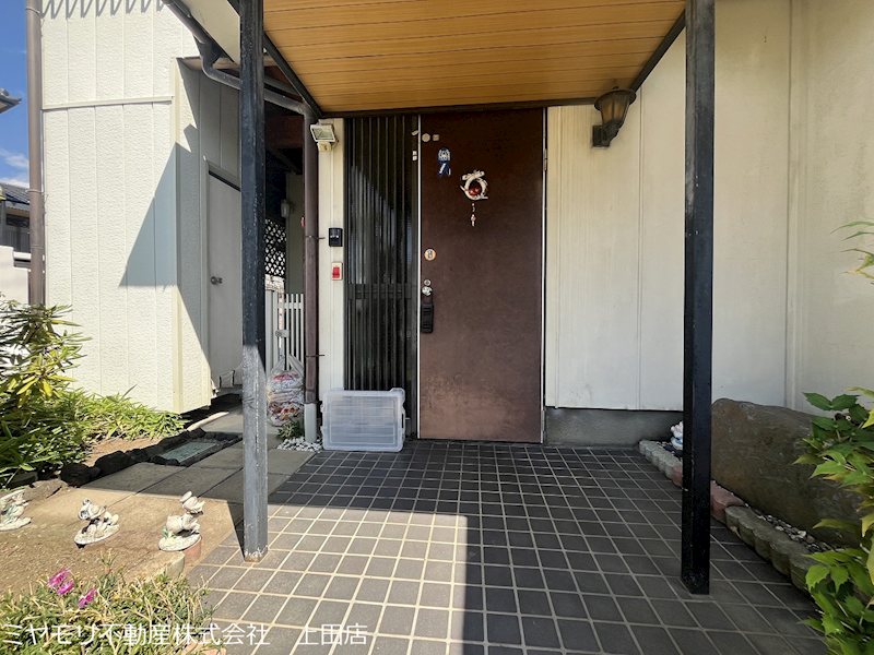 東御市田中　中古戸建 現地写真（玄関）