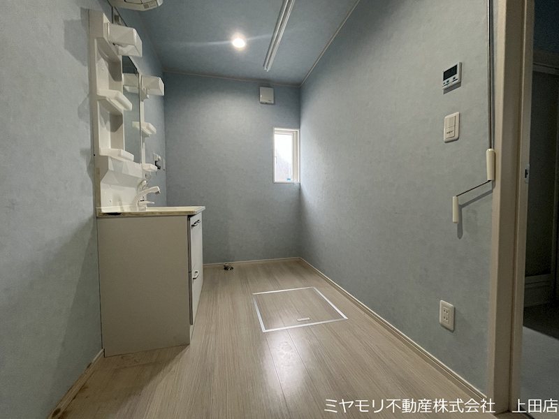 上田市手塚　中古戸建 内観写真（洗面台・洗面所）