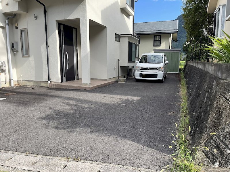 上田市手塚　中古戸建 現地写真（駐車場）