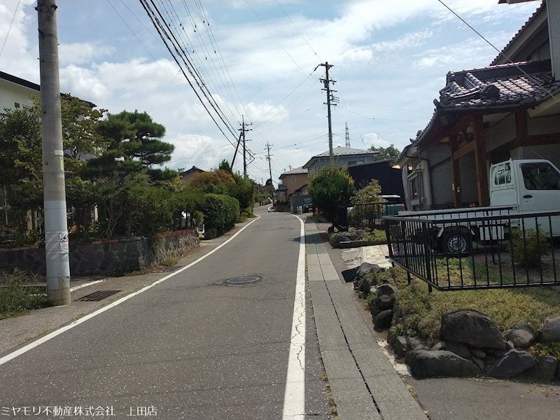 東御市加沢　収益物件 現地写真（前面道路含む現地写真）