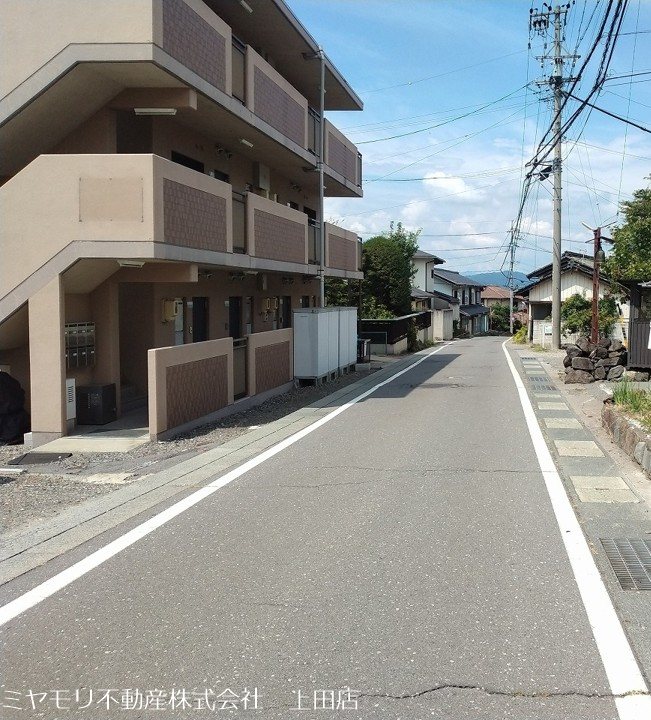 東御市加沢　収益物件 現地写真（前面道路含む現地写真）