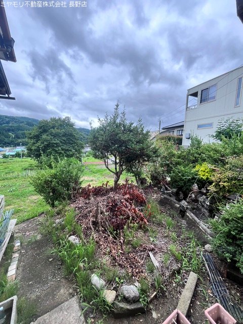 長野県長野市信州新町里穂刈 現地写真（庭）