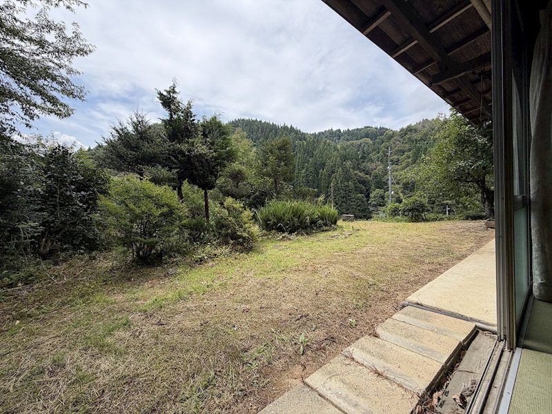 【商談中】長野市信州新町山上条　中古戸建 現地写真（庭）