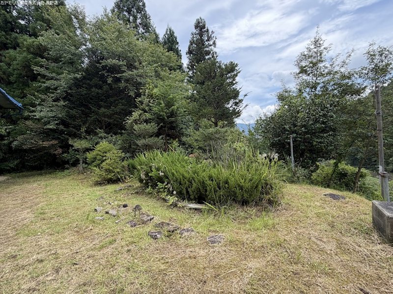【商談中】長野市信州新町山上条　中古戸建 現地写真（庭）
