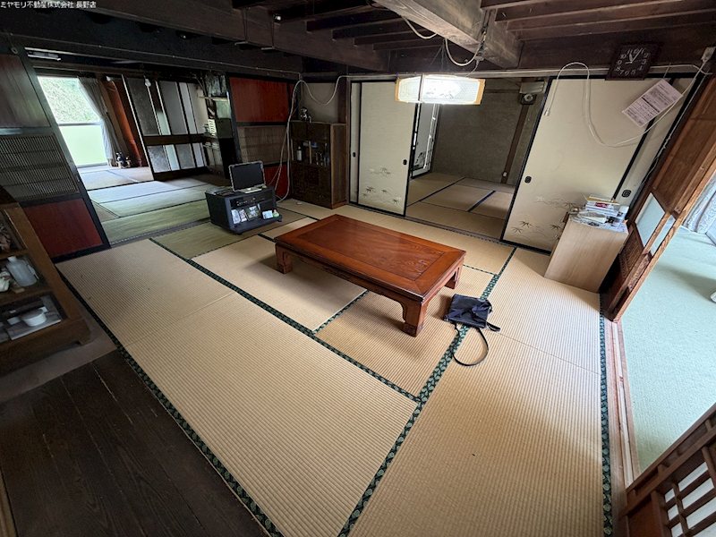 【商談中】長野市信州新町山上条　中古戸建 内観写真（リビング）