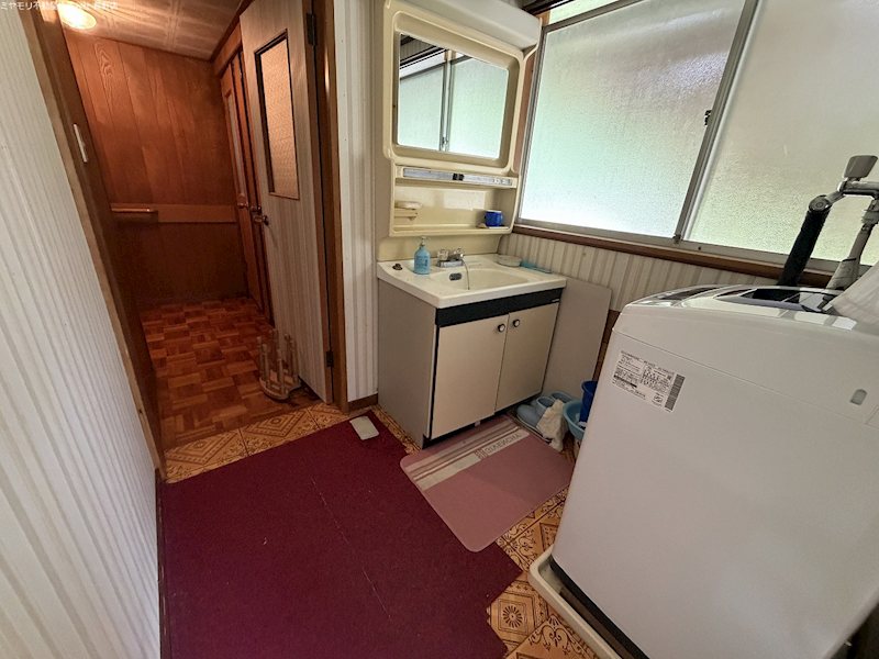 【商談中】長野市信州新町山上条　中古戸建 内観写真（洗面台・洗面所）