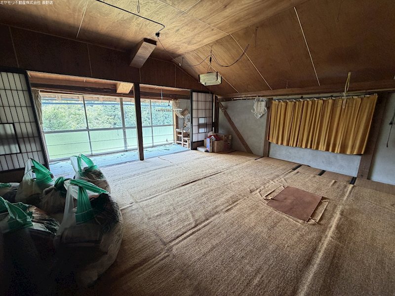 【商談中】長野市信州新町山上条　中古戸建 内観写真（リビング以外の居室）