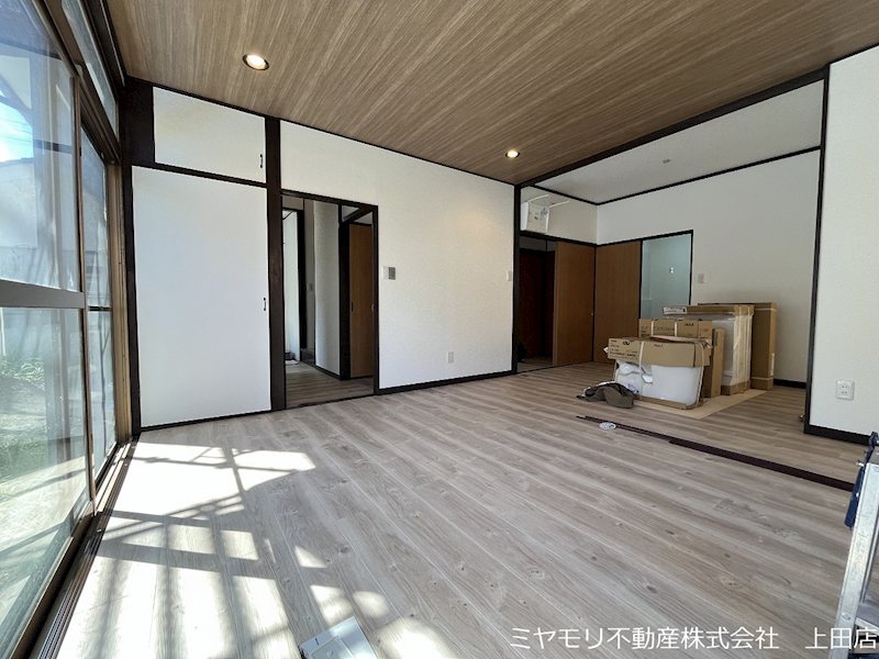 上田市諏訪形　中古戸建 内観写真（リビング）