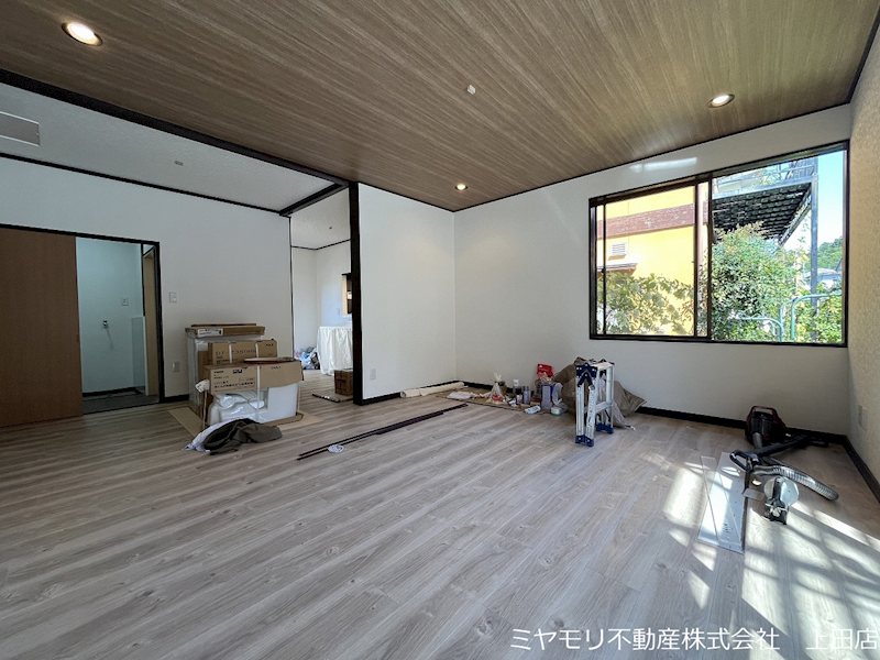 上田市諏訪形　中古戸建 内観写真（リビング）