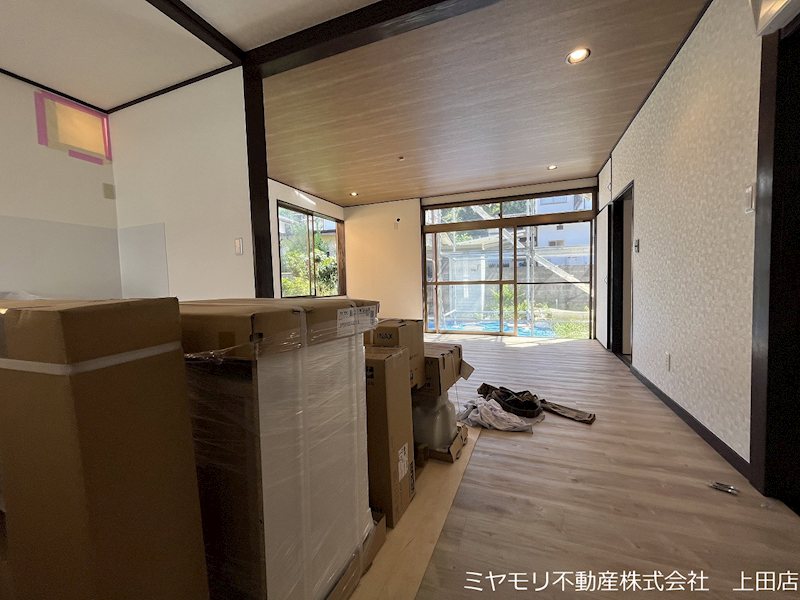 上田市諏訪形　中古戸建 内観写真（リビング）