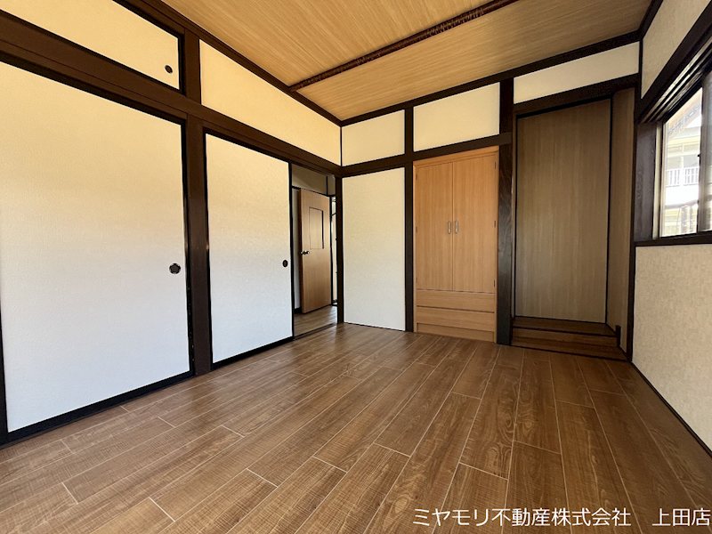 上田市諏訪形　中古戸建 内観写真（リビング以外の居室）