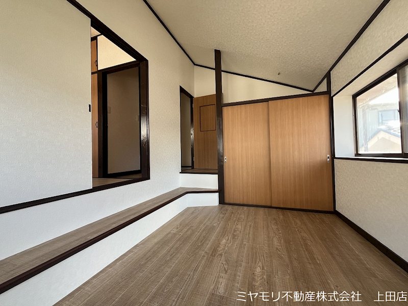 上田市諏訪形　中古戸建 内観写真（リビング以外の居室）