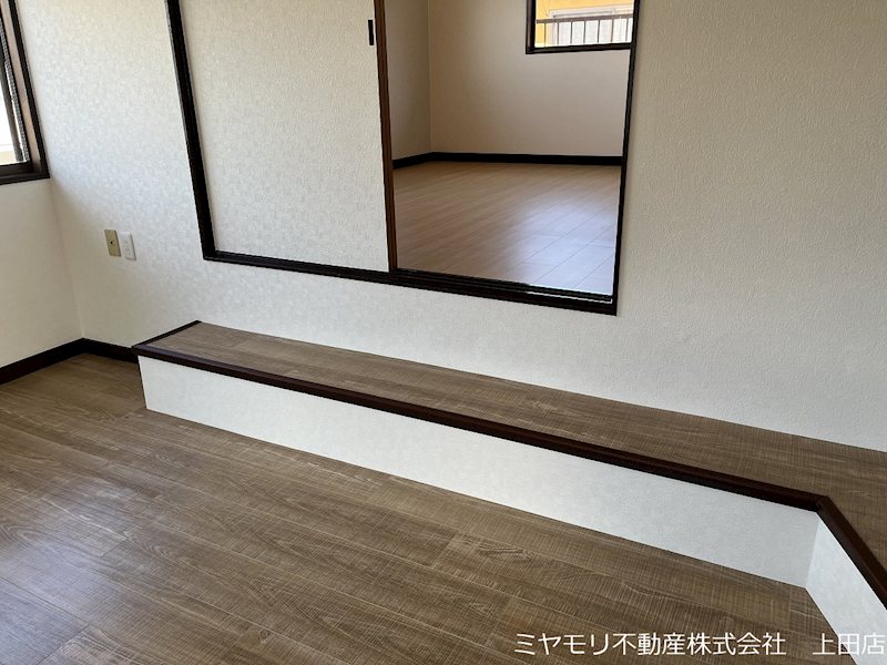 上田市諏訪形　中古戸建 内観写真（リビング以外の居室）