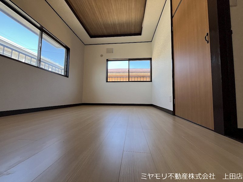 上田市諏訪形　中古戸建 内観写真（リビング以外の居室）