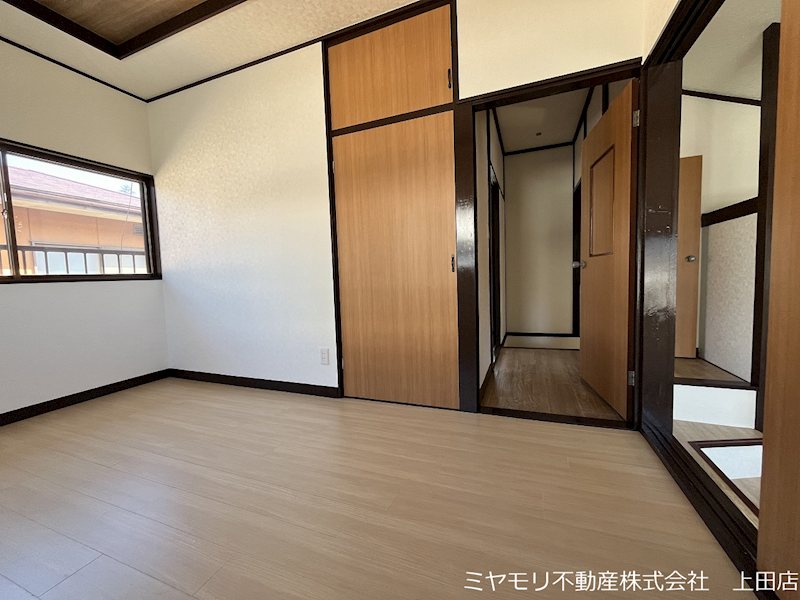 上田市諏訪形　中古戸建 内観写真（リビング以外の居室）