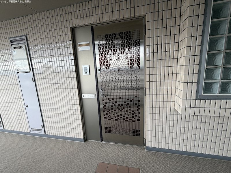 長野県長野市鶴賀権堂町 現地写真（玄関）
