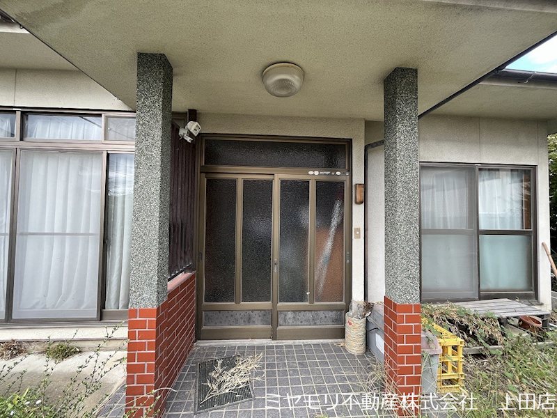 上田市古里　中古戸建 現地写真（玄関）