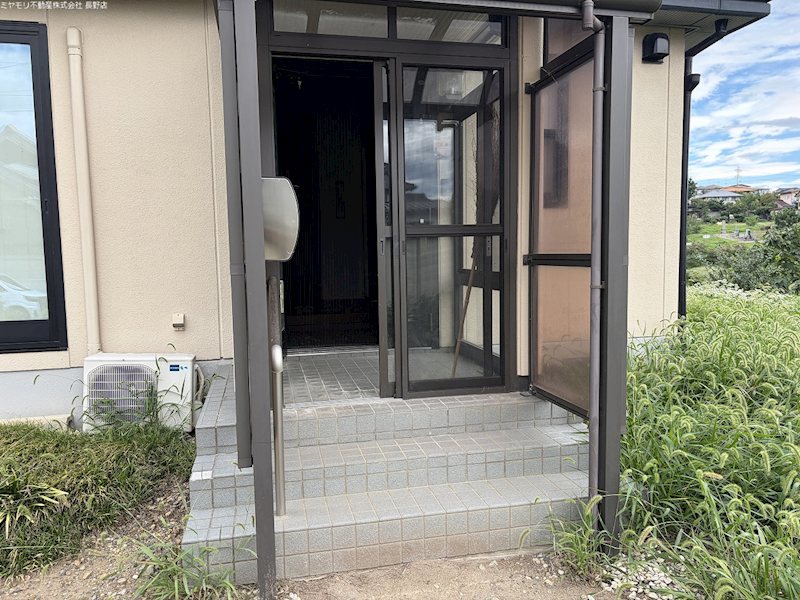 長野県長野市若槻東条 現地写真（玄関）