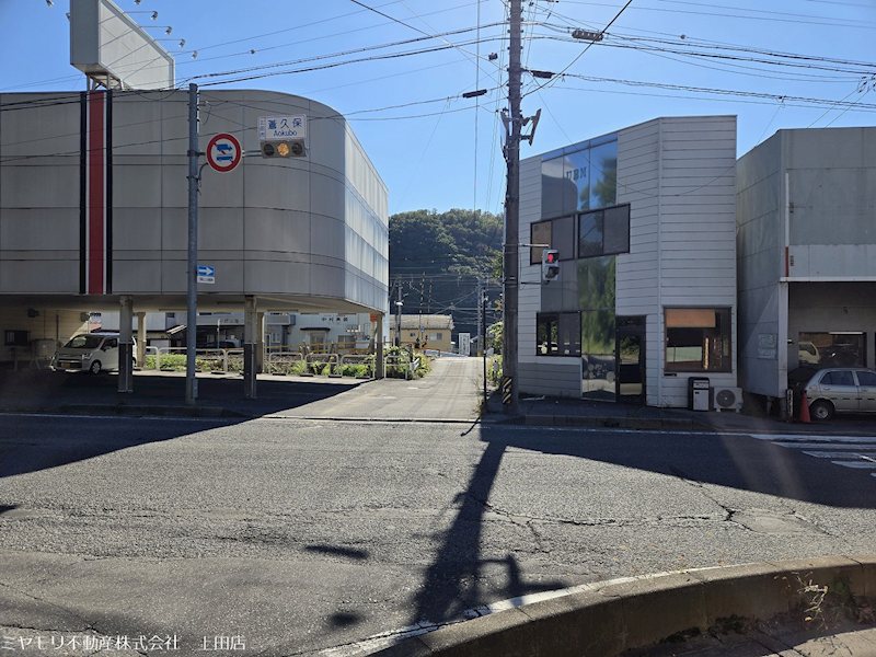 上田市岩下　事業用建物 現地写真（前面道路含む現地写真）