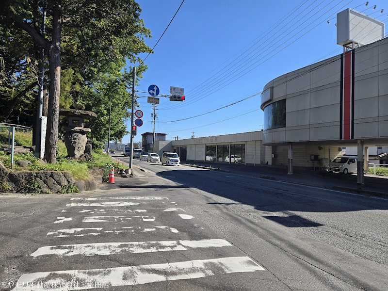 上田市岩下　事業用建物 現地写真（前面道路含む現地写真）