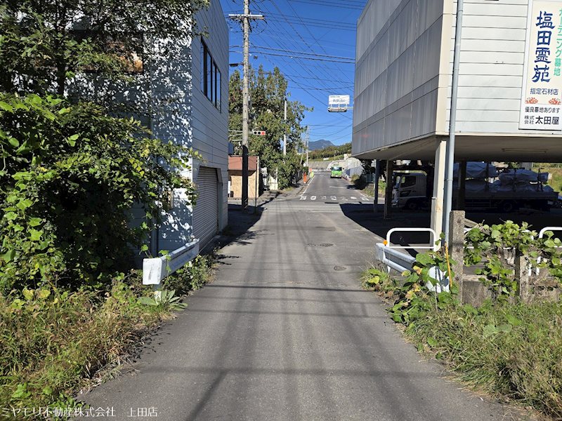 上田市岩下　事業用建物 現地写真（前面道路含む現地写真）
