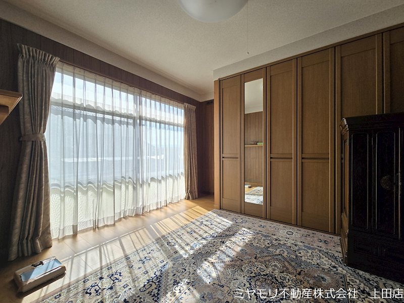 上田市緑が丘2丁目　中古戸建 内観写真（リビング以外の居室）