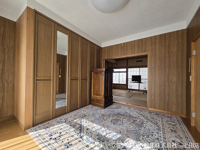 上田市緑が丘2丁目　中古戸建 内観写真（リビング以外の居室）