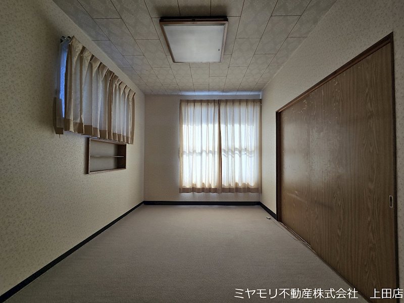 上田市緑が丘2丁目　中古戸建 内観写真（リビング以外の居室）