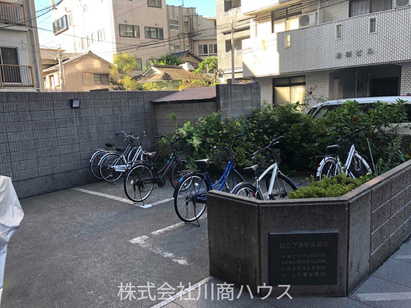 朝日プラザ高麗町 共用部写真（駐車場）