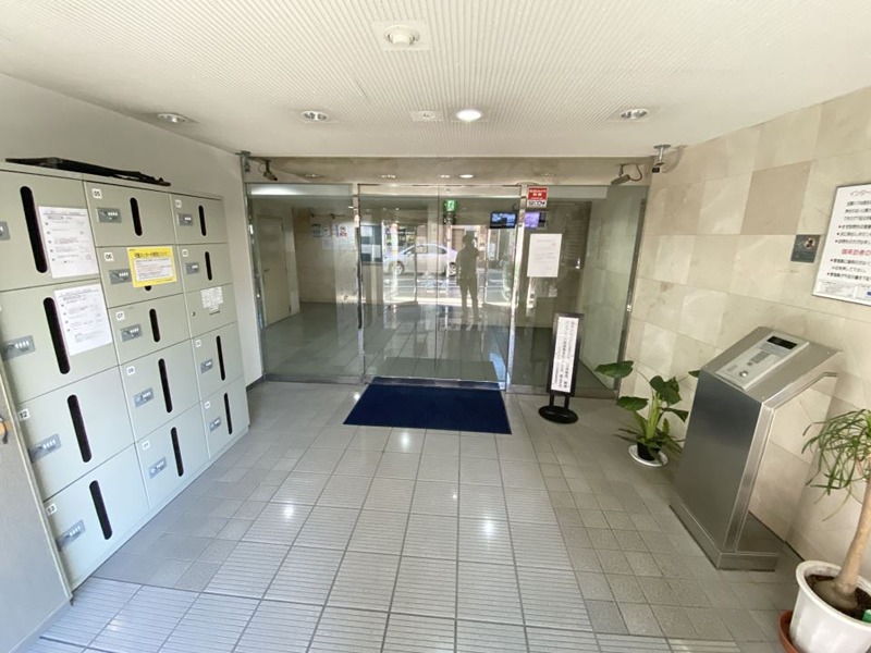 ﾗｲｵﾝｽﾞﾏﾝｼｮﾝ交通局前 共用部写真（エントランス）