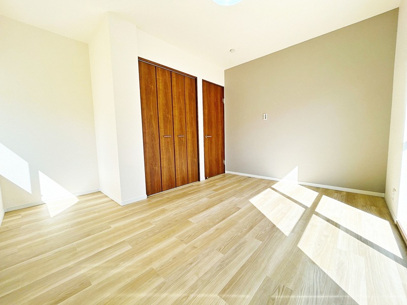 彦根市日夏町中古戸建 内観写真（リビング以外の居室）