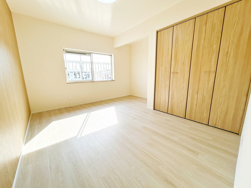彦根市野田山町中古戸建 内観写真（リビング以外の居室）
