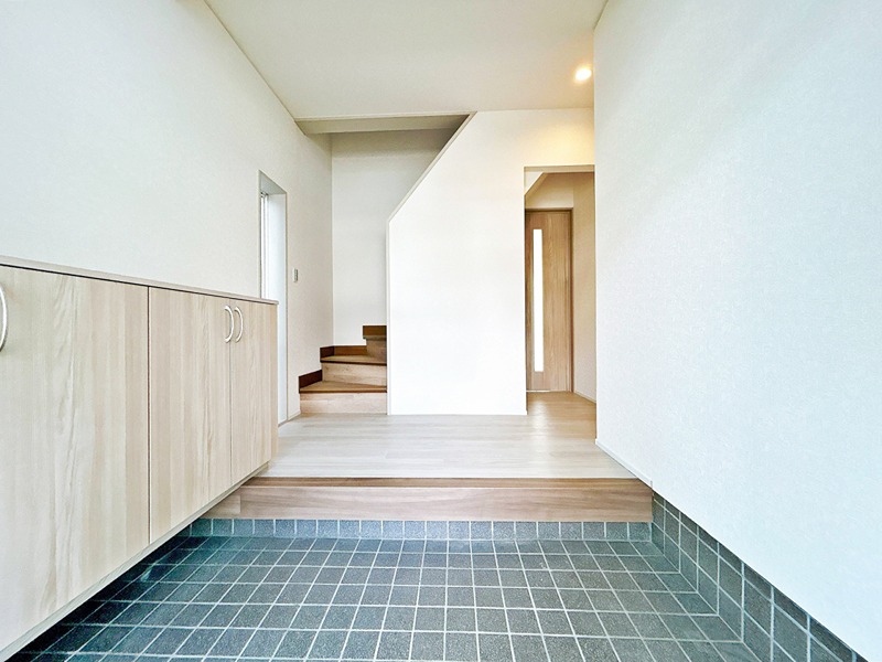 彦根市野田山町中古戸建 現地写真（玄関）