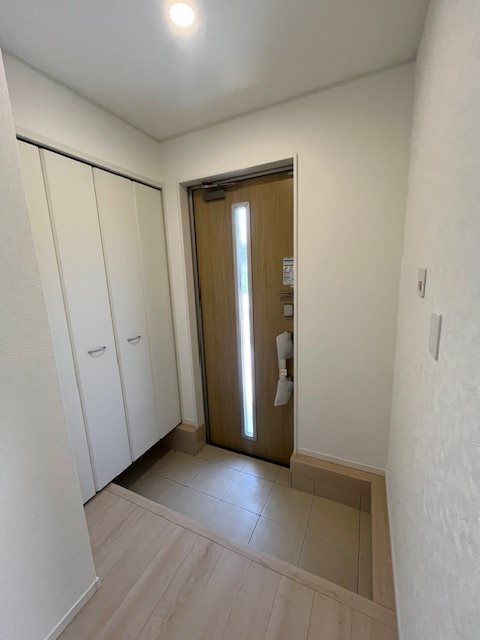 彦根市正法寺町新築戸建 現地写真（玄関）