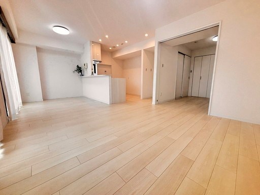 根岸壱番館 内観写真（リビング）