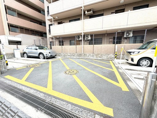コスモ戸田パークスクエア 共用部写真（駐車場）