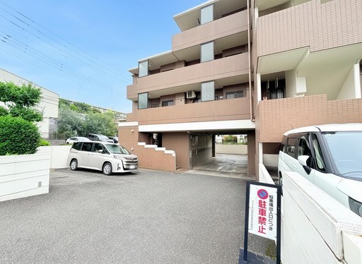 コスモ浦和根岸参番館 共用部写真（駐車場）